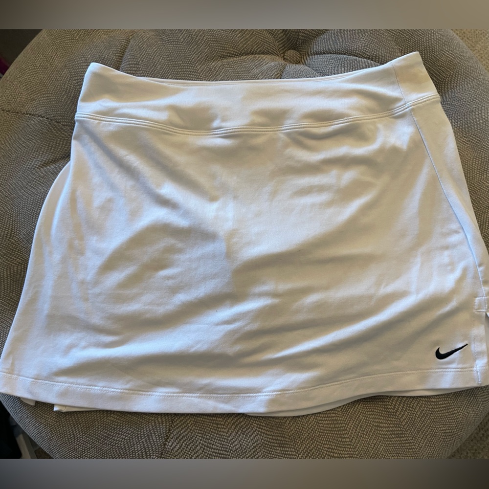 Nike women’s dri fit tennis skirt. white. size medium. great condition.